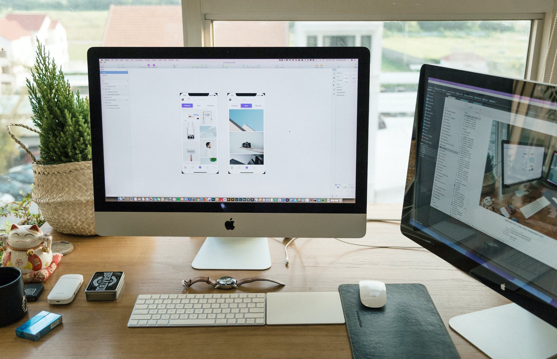 apple imac on brown wooden desk