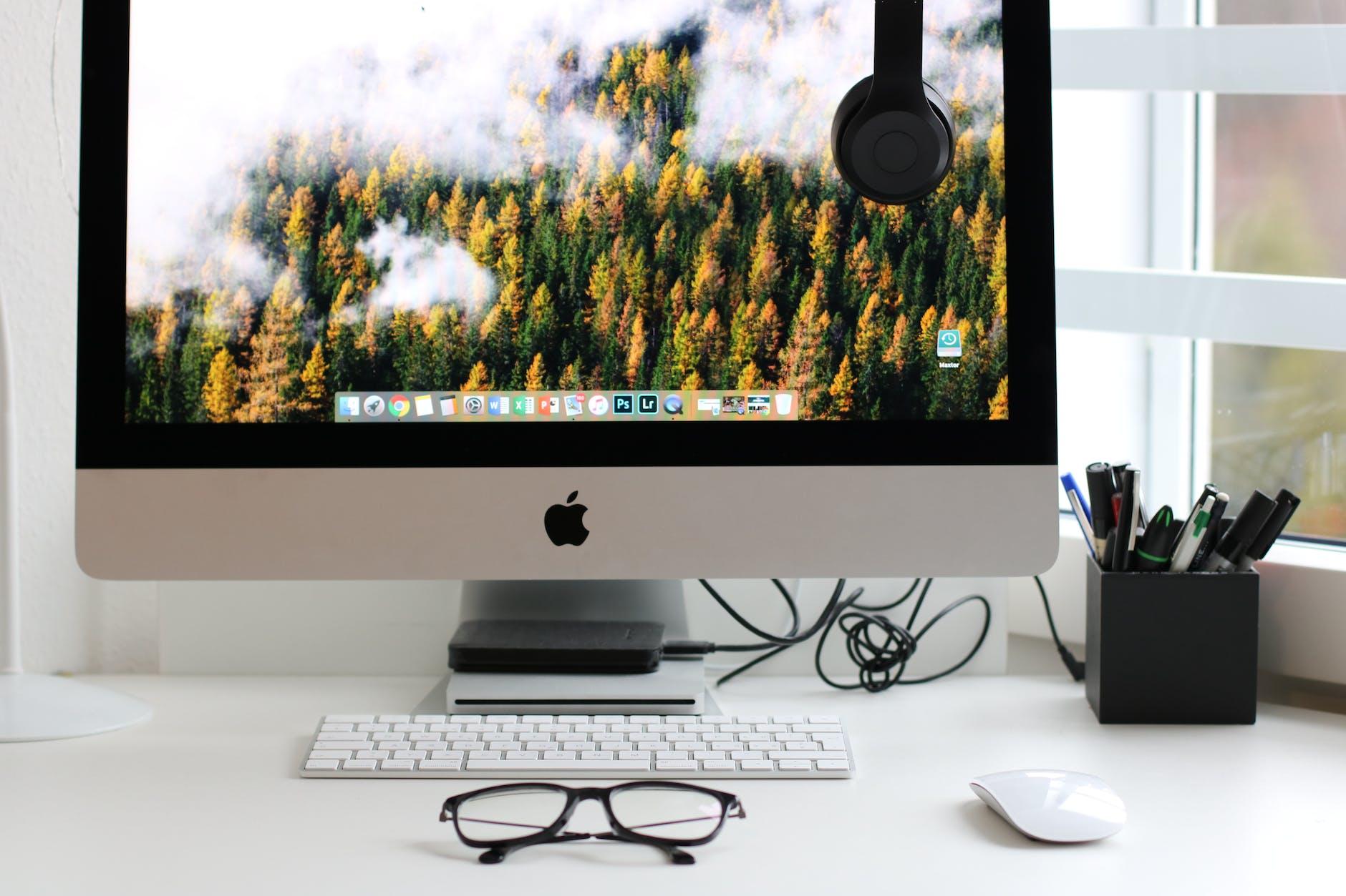 turned on silver imac with might mouse and keyboard